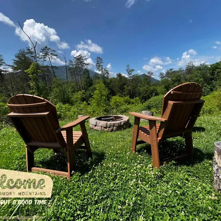Nothin But A Good Time - Smoky Mountain Family Cabin, Theatre, Hot Tub, Firepit, Wifi